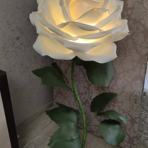 Lampada a forma di fiore grande, lampada terra con decorazione floreale, lampada decorativa, lampada fatta mano, fiori grandi, rose giganti