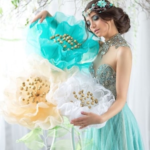 Fiori di carta giganti autoportanti. Accessori fotografici "Alice nel Paese delle Meraviglie". Decorazione per tè. Vetrina con fiori giganti