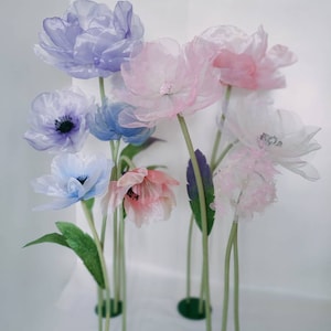 Splendidi papaveri e narcisi, enorme decorazione floreale sullo sfondo, decorazione floreale in organza con opzione di illuminazione, decora
