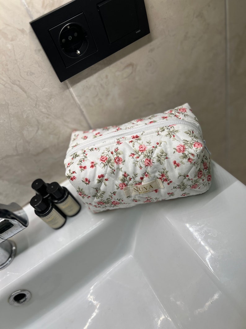 Small Rose and Flower,Makeup bag,beauty bag,Makeup bag,Quilted Pattern,Beauty Bag,Travel Toiletry Bag,Makeup Bag,Bridesmaid Bag zdjęcie 3