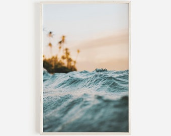 Oceaan zonsondergang landschap, met palmbomen omzoomd strand, blauwe oceaanwater, tropische zonsondergang print, oranje zonsondergang kunst aan de muur, kust Home decor