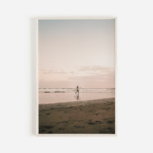 Surfer bij strand zonsondergang, pastel oceaan hemel, surfer op golven, oceaan zonsondergang afdrukbare, roze pastel zonsondergang, surf digitale print, surf home decor