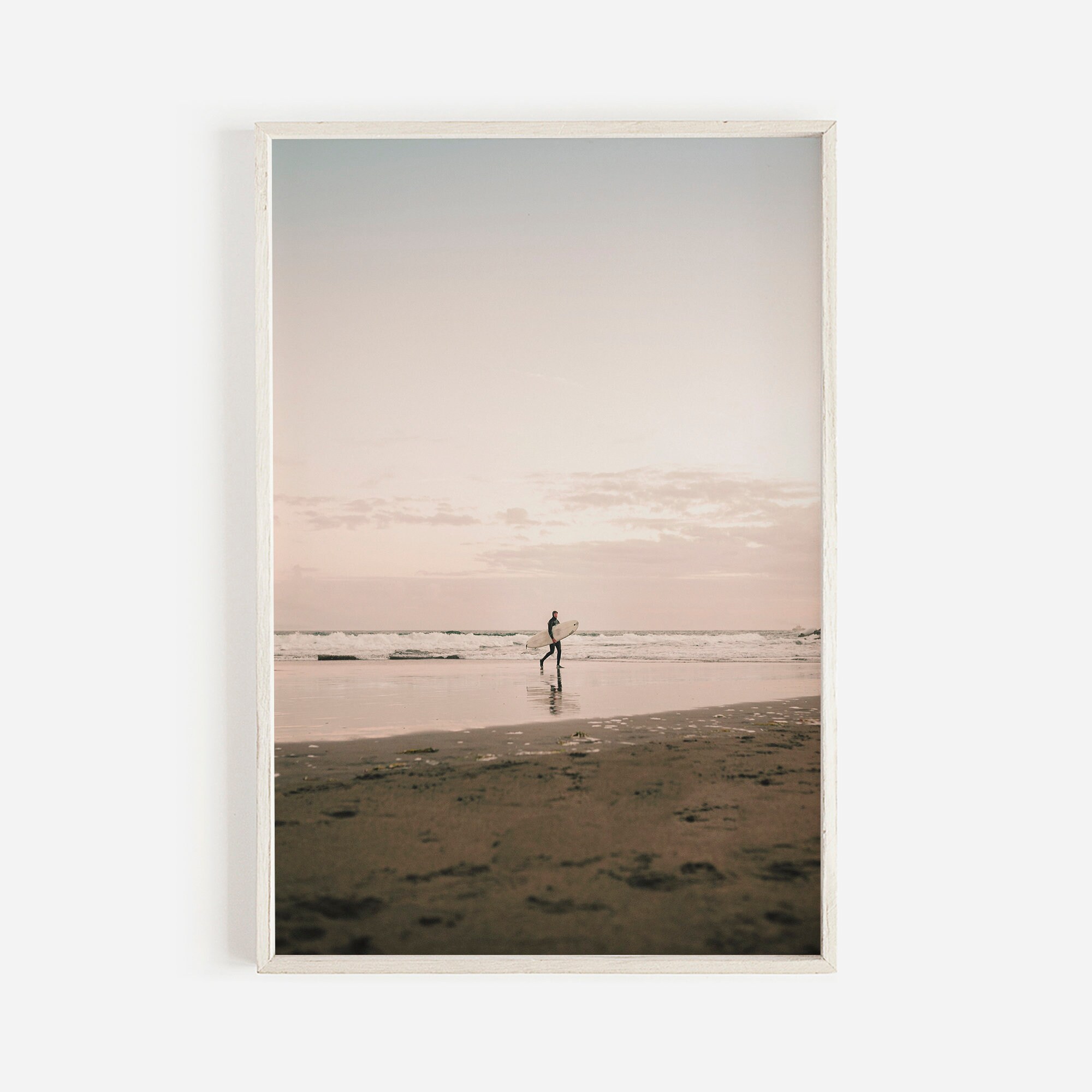 Surfer bij strand zonsondergang, pastel oceaan hemel, surfer op golven, oceaan zonsondergang afdrukbare, roze pastel zonsondergang, surf digitale print, surf home decor