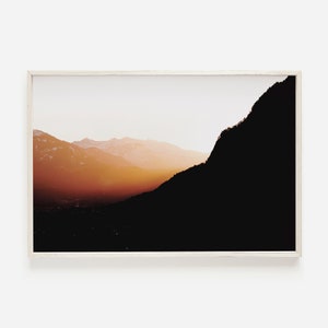 Dunkle Seite des Berges, Sonnenaufgang über Hügel, rustikale bedruckbare Landschaft, Sonnenaufgang über den Bergen, Landschaftsfotografie, zeitgenössischer Landschaftsdruck