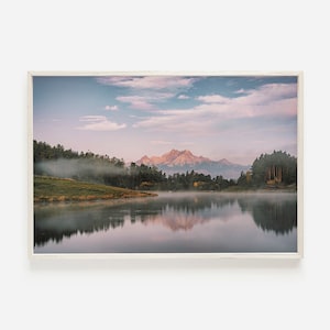 Lago nebuloso da montanha, montanhas ao fundo, floresta à beira do lago, superfície nebulosa do lago, noite calma do pôr do sol, paisagem ocidental, fotografia de alojamento