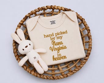 Broderad handplockad av min mormor i himlen Onesie®-märke, Bodysuit, Anpassad mormors Onesie® Graviditetsmeddelande, Babyshower