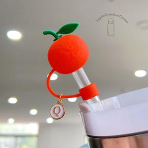 Acessórios para copos Stanley laranja, capa de canudo de frutas Stanley, tampa de canudo para copos Stanley, boné de palha Stanley com pingente inicial, presente personalizado