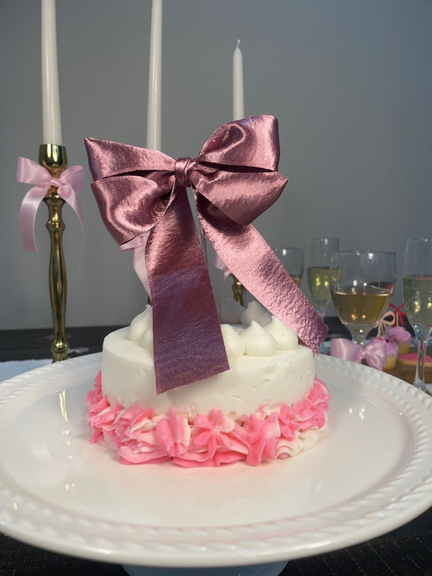 Roze, hartjes en strikjes… 🎀💗 • Deze verjaardagstaart voor Fenne & Juul maakt het feestje compleet! 💕 2 en 5 jaar – dubbel zoveel reden om te vieren. 🎂✨ • #dubbelfeest #twee #vijf #roze #schattig