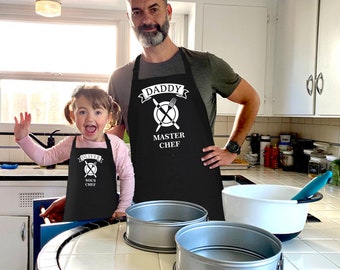 Set di grembiuli personalizzati per genitori e bambini da 2 pezzi, grembiule abbinato per capo chef Sous Chef, grembiuli personalizzati per adulti e bambini per cucinare e dipingere