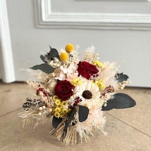Buquê de noiva colorido feito de flores secas em cores de verão - pronto para entrega imediata