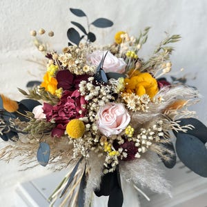 Buquê de noiva colorido feito de flores secas em cores de verão - pronto para entrega imediata