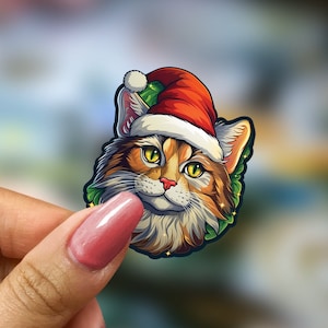 Sticker chat mignon avec chapeau rouge et blanc - Sticker décoratif en vinyle pour ordinateur portable, bouteille d'eau - Fond vert - Idéal pour les amoureux des chats