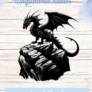 Puede incluir: Silueta negra de un dragón posado en un acantilado rocoso. El dragón tiene las alas extendidas y una cola larga. Vinilo adhesivo.