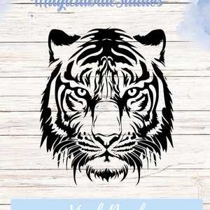 Puede incluir: Silueta en blanco y negro de la cara de un tigre. El tigre está mirando directamente al espectador. La imagen es una calcomanía de vinilo.