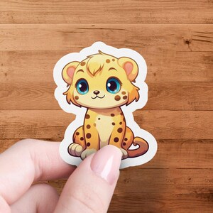 Pegatina de cachorro de leopardo, adorable animal, felino grande kawaii, leopardo de dibujos animados, vinilo para portátil, decoración de habitación infantil, regalo divertido