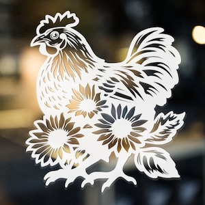 Pode incluir: Silhueta branca de uma galinha com uma cauda grande e detalhada e três girassóis estilizados ao redor do seu corpo. A galinha está virada para a esquerda e tem uma crista e uma barbela.