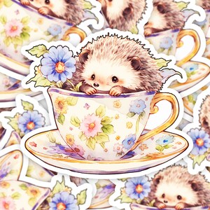 Adorable hérisson aquarelle dans une tasse de thé - Autocollant durable de qualité supérieure pour ordinateurs portables, journaux et plus encore !