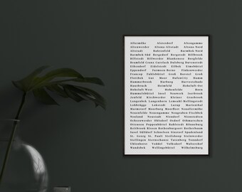 Puede incluir: Una lista en blanco y negro de los barrios de Hamburgo, incluyendo Altona-Altstadt, Barmbek-Süd, Bergedorf, Billstedt, Bramfeld, Cranz, Curslack, Duisberg, Eikendorf, Eidelstedt, Eimsbüttel, Eppendorf, Farmsen-Berne, Finkenwerder, Flottbek, Groß Borstel, Groß Ellbek,  Get, Hammerbrook, Hausbruch, Hoheluft-West, Moor, HafenCity, Hamm, Heimfeld, Harburg, Harvestehude, Hoheluft-Ost, Horn, Hohenfelde, Hummelsbüttel, Insel, Neuwerk, Iserbrook, Jenfeld, Kirchwerder, Kleiner Grasbrook, Langenbek, Langenhorn, Lemsahl-Mellingstedt, Lohbrügge, Lokstedt, Lurup, Marienthal, Marmstorf, Moorburg, Moorfleet, Neuallermõhe, Neuenfelde, Neuengamme, Neugraben-Fischbek, Neuland, Neustadt, Niendorf, Nienstedten, Ochsenwerder, Ohlsdorf, Osdorf, Othmarschen, Ottensen, Poppenbüttel, Rahlstedt, Rönneburg, Reitbrook, Rissen, Rothenburgsort, Rotherbaum, Sasel, Sülldorf, Schnelsen, Sinstorf, Spadenland, St. Georg, St. Pauli, Steilshoop, Steinwerder, Stellingen, Sternschanze, Tatenberg, Tonndorf, Uhlenhorst, Veddel, Volksdorf, Waltershof, Wandsbek, Wellingsbüttel, Wilhelmsburg.