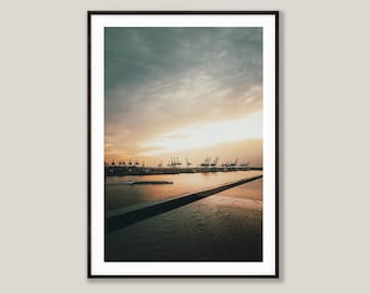 Premium poster Hamburgse haven | Zonsondergang bij de containerhaven | Stadsfotografie kunstprint | Gratis verzending | tombaenre