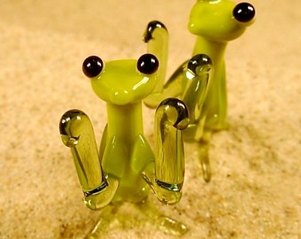 Nice green mantis - glass animal / figurine, size approx. 24x16x10 mm, price for 1 piece, made in Czech Republic, quality handwork (n.45)