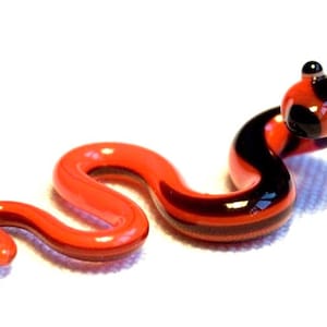 Veelkleurige slang - glazen dier / beeldje, grootte ca. 28 x 15 x 8 mm, prijs voor 1 stuk, gemaakt in Tsjechië, handwerk van hoge kwaliteit /nr. 23