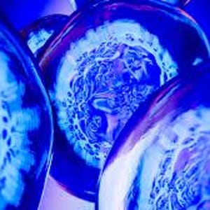 Puede incluir: Primer plano de varios objetos esf&eacute;ricos transl&uacute;cidos con una combinaci&oacute;n de colores azul y p&uacute;rpura. Los objetos tienen una superficie texturizada y una estructura interna brillante. La imagen tiene un enfoque suave y una sensaci&oacute;n futurista.