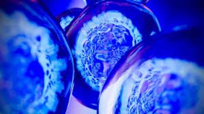 Puede incluir: Primer plano de varios objetos esf&eacute;ricos transl&uacute;cidos con una combinaci&oacute;n de colores azul y p&uacute;rpura. Los objetos tienen una superficie texturizada y una estructura interna brillante. La imagen tiene un enfoque suave y una sensaci&oacute;n futurista.