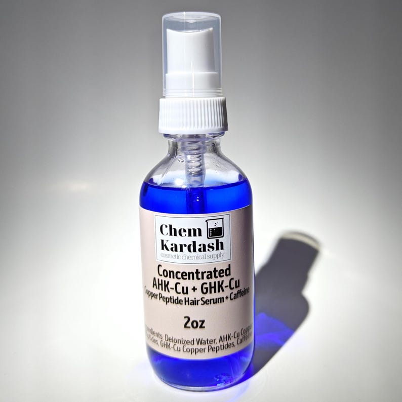 Puede incluir: Una botella de vidrio transparente con un pulverizador blanco, llena de un l&iacute;quido azul vibrante. La etiqueta dice "Chem Kardash" y "Concentrated AHK-Cu + GHK-Cu Copper Peptide Hair Serum + Caffeine". La botella contiene 59 ml.
