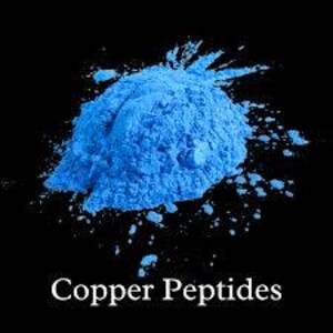 Puede incluir: Primer plano de un mont&oacute;n de polvo azul brillante con part&iacute;culas dispersas sobre un fondo negro. El texto "Copper Peptides" se muestra en blanco en la parte inferior de la imagen.
