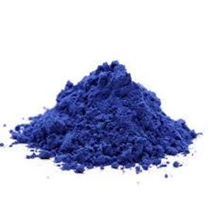 Puede incluir: Un mont&oacute;n de polvo azul vibrante sobre un fondo blanco. El polvo tiene una textura fina y granulada, formando un peque&ntilde;o mont&iacute;culo. El color es un azul profundo y saturado.