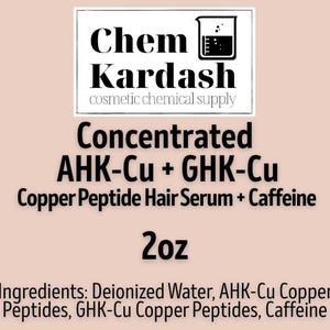 Puede incluir: Etiqueta de producto rosa claro para Chem Kardash, suministro de productos qu&iacute;micos cosm&eacute;ticos. El texto negro detalla un s&eacute;rum capilar. Dice "Concentrated AHK-Cu + GHK-Cu Copper Peptide Hair Serum + Caffeine" y "2oz". Ingredientes listados.