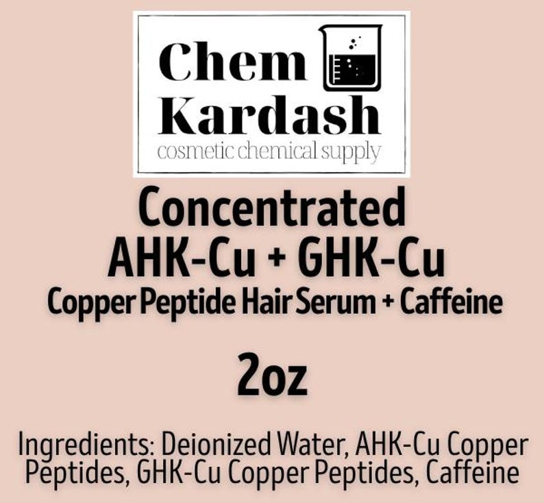 Puede incluir: Etiqueta de producto rosa claro para Chem Kardash, suministro de productos qu&iacute;micos cosm&eacute;ticos. El texto negro detalla un s&eacute;rum capilar. Dice "Concentrated AHK-Cu + GHK-Cu Copper Peptide Hair Serum + Caffeine" y "2oz". Ingredientes listados.