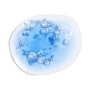 Puede incluir: Primer plano de un gel azul claro con numerosas burbujas de varios tama&ntilde;os. El gel tiene forma ovalada y parece ser un producto para el cuidado de la piel, posiblemente un s&eacute;rum o limpiador, sobre un fondo blanco.