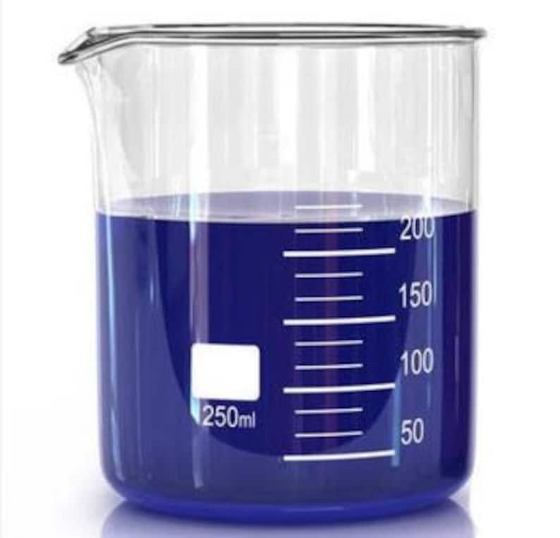 Puede incluir: Un vaso de precipitados de vidrio transparente con l&iacute;quido azul en su interior. El vaso tiene marcas de medici&oacute;n blancas de 50 a 200 ml y una etiqueta de 250 ml. El l&iacute;quido alcanza aproximadamente la marca de 175 ml.