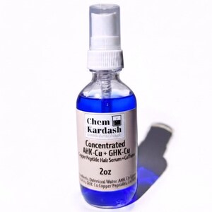 Puede incluir: Botella de spray de vidrio transparente llena de l&iacute;quido azul. La etiqueta dice "Chem Kardash" y "Concentrated AHK-Cu + GHK-Cu Copper Peptide Hair Serum + Caffeine". Contiene 59 ml.