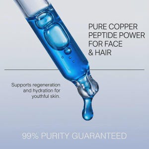 Puede incluir: Primer plano de un cuentagotas de vidrio lleno de un l&iacute;quido azul vibrante. El texto dice "PURE COPPER PEPTIDE POWER FOR FACE & HAIR" y "Apoya la regeneraci&oacute;n y la hidrataci&oacute;n para una piel joven". La parte inferior de la imagen dice "99% PURITY GUARANTEED".