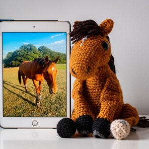 Peluche personalizzato a forma di cavallo all'uncinetto