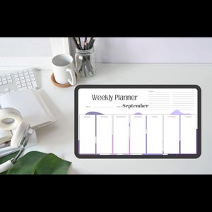 Puede incluir: Un planificador semanal digital para septiembre, con fondo blanco y detalles morados. El planificador está en una tableta, con un teclado, una taza y otros útiles de oficina en el fondo.