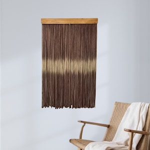 Colgante de pared de arte de fibra, colgante de pared de macramé con tinte de inmersión, colores naturales, tonos tierra, colgante de pared de macramé boho, pintado a mano
