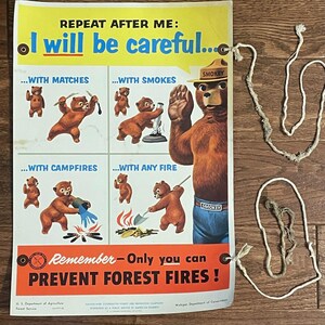 Póster de árbol de cartón con cuerdas de Smokey the Bear, original, muy raro, de 1953, del Departamento de Conservación de Michigan, n.º 002