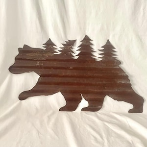 Cabaña de montaña grande de 22" x 12,75" con diseño rústico de "OSO DEL BOSQUE" y árboles, techo corrugado de hojalata o metal para colgar en la pared