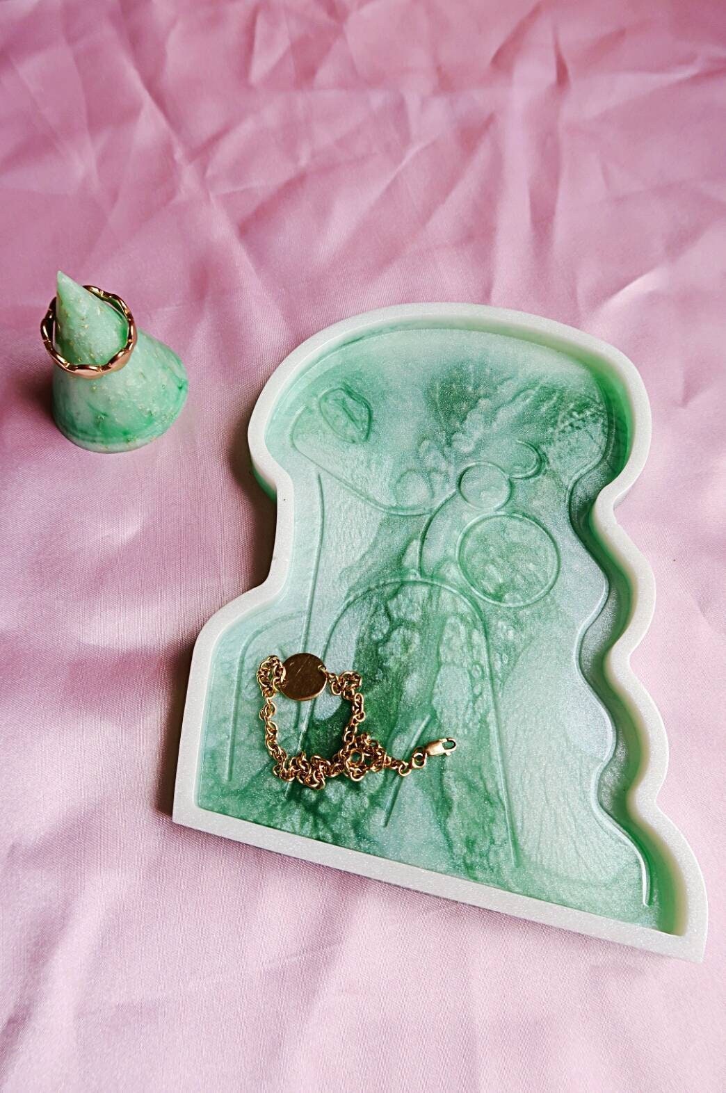 Plateau Décoratif Vide-Poche en Résine Vert Jade Forme Féminine Visage Femme