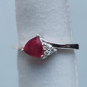 Bague de fiançailles en rubis taille trillion, bague de promesse en argent solitaire avec pierre de naissance de juillet, bague tendance avec pierres précieuses, cadeau de Noël pour la famille, cadeaux