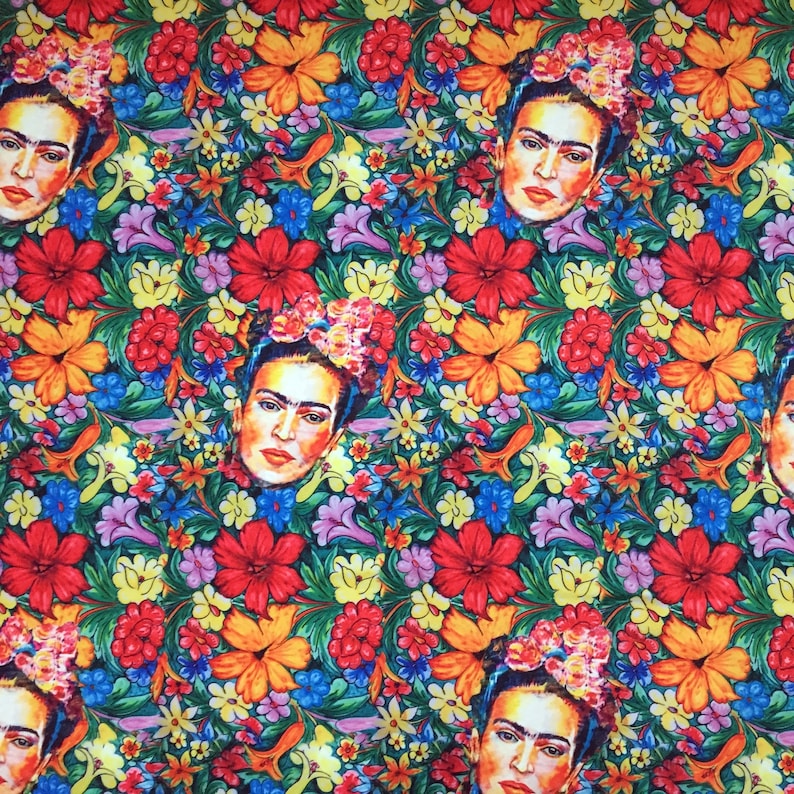 Op de afbeelding: Een kleurrijke stof met een herhalend patroon van Frida Kahlo's gezicht omringd door bloemen. De bloemen zijn in tinten rood, geel, oranje, roze, blauw en groen.