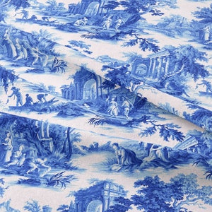 Puede incluir: Una tela de toile azul y blanca con un patr&oacute;n repetido de personas pescando, &aacute;rboles y edificios. La tela tiene un aspecto vintage y ser&iacute;a perfecta para tapicer&iacute;a o cortinas.