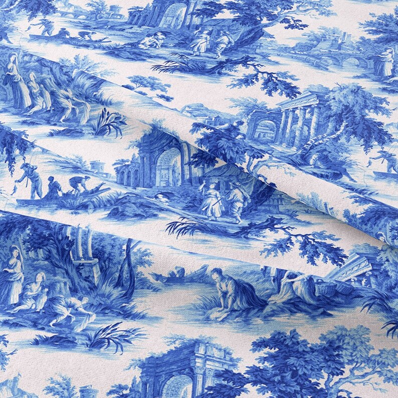 Puede incluir: Una tela de toile azul y blanca con un patr&oacute;n repetido de personas pescando, &aacute;rboles y edificios. La tela tiene un aspecto vintage y ser&iacute;a perfecta para tapicer&iacute;a o cortinas.