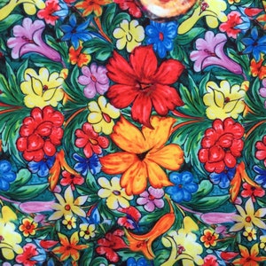 Op de afbeelding: Een kleurrijk bloemenpatroon met rode, gele, blauwe en groene bloemen op een donkergroene achtergrond. De bloemen zijn geschilderd in een gestileerde, bijna cartoonachtige stijl.