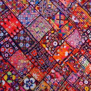 Könnte beinhalten: Ein bunter Patchwork-Deckenbezug mit komplizierten geometrischen Mustern in Rot-, Orange-, Rosa-, Blau- und Grüntönen.
