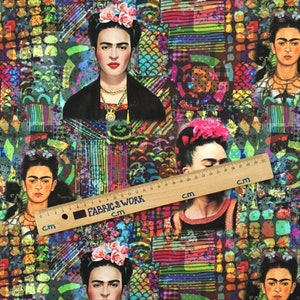 Puede incluir: Tela colorida con un patrón repetido de retratos de Frida Kahlo. La tela presenta una variedad de formas geométricas y colores, incluyendo rojo, verde, azul, amarillo y naranja. La tela está impresa con un aspecto desgastado y vintage.
