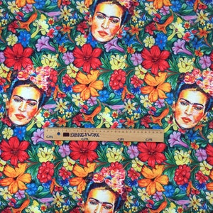 Op de afbeelding: Een kleurrijke stof met een herhalend patroon van Frida Kahlo's gezicht en felle bloemen. De stof is groen, rood, geel, oranje, blauw en roze.